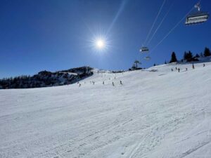 Mehr über den Artikel erfahren Skifahren auf der Steinplatte